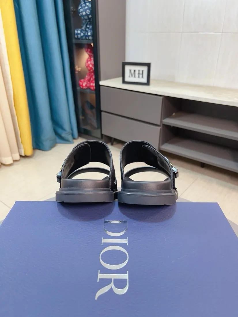Men's Men's Shoes 💰320🌸🌸Dior Aqua Men's Sandals Slippers. Showcasing Dior haute couture design. The Dior gray suede strap is accented with an aluminum Dior buckle for added style. Paired with a comfortable tonal notch sole, they pair easily with shorts or jeans for a sophisticated look. Main body: suede cow leather, technical fabric lining: cow leather, with adjustable straps, aluminum Dior buckle, Dior gray EVA insole, tonal notch rubber outsole splicing structure👌👌size: 38-44 (45.46 customized)